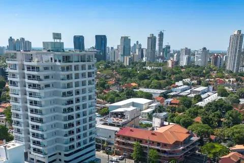 Foto: Overkill53 / Wikimedia Commons · CC0 Vista de Asunción desde el barrio Herrera, con torres de viviendas y oficinas y grúas de obras en construcción