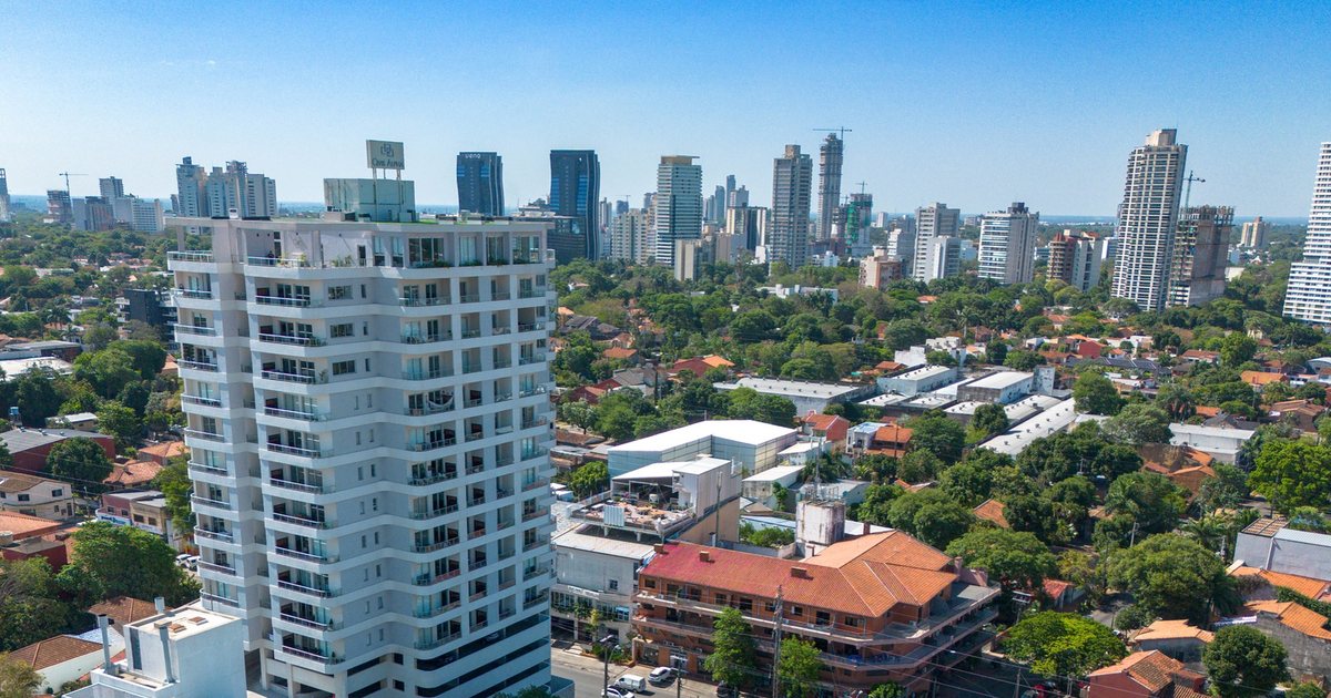 Vista de Asunción desde el barrio Herrera, con torres de viviendas y oficinas y grúas de obras en construcción