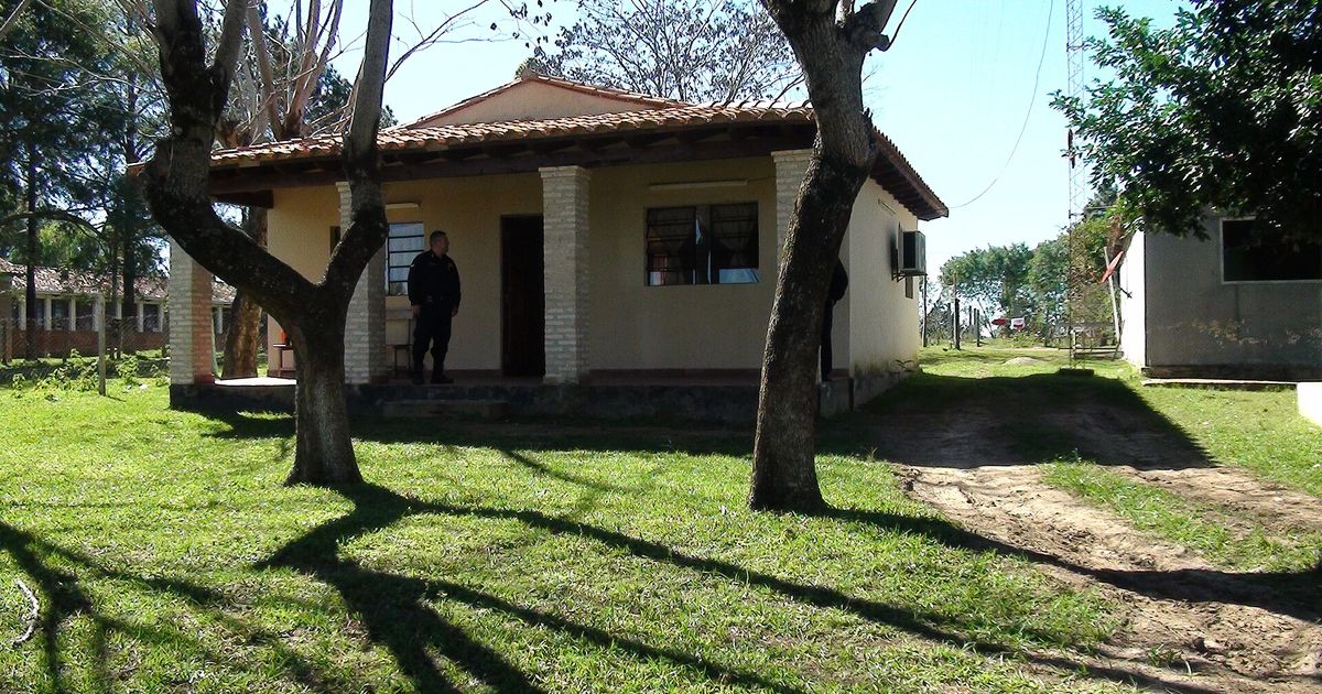 Sede de una comisaría de la Policía Nacional con un agente en la entrada, en el departamento de Caaguazú