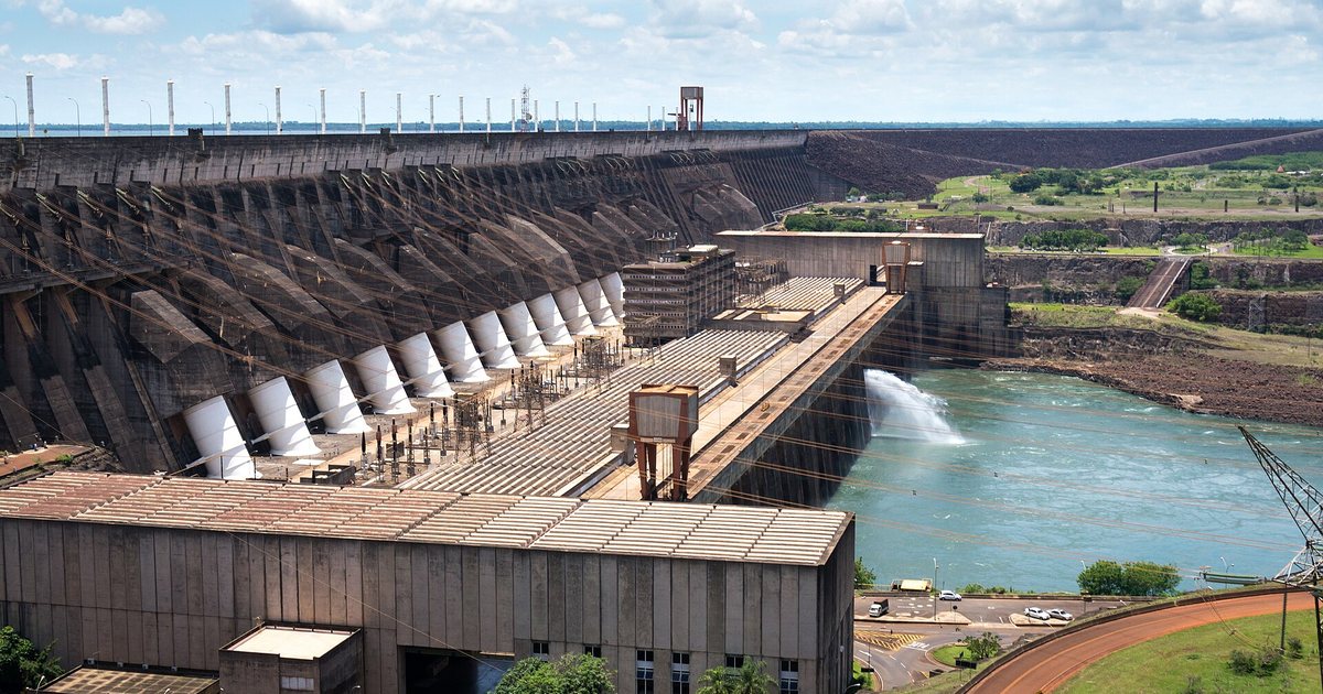 Casa de máquinas y tuberías forzadas de la represa de Itaipú, sobre el río Paraná