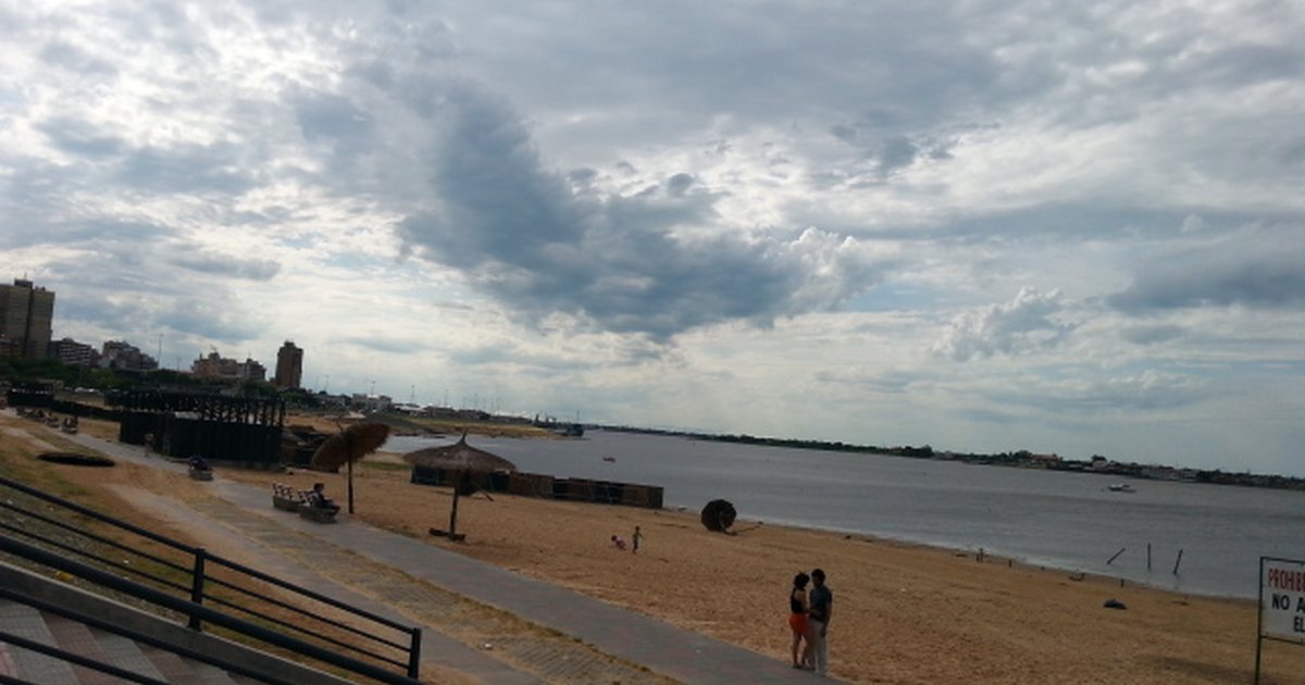 Edificios del centro de Asunción bajo un cielo cargado de nubes oscuras