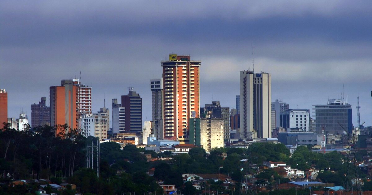 Edificios del centro de Asunción bajo un cielo cargado de nubes oscuras