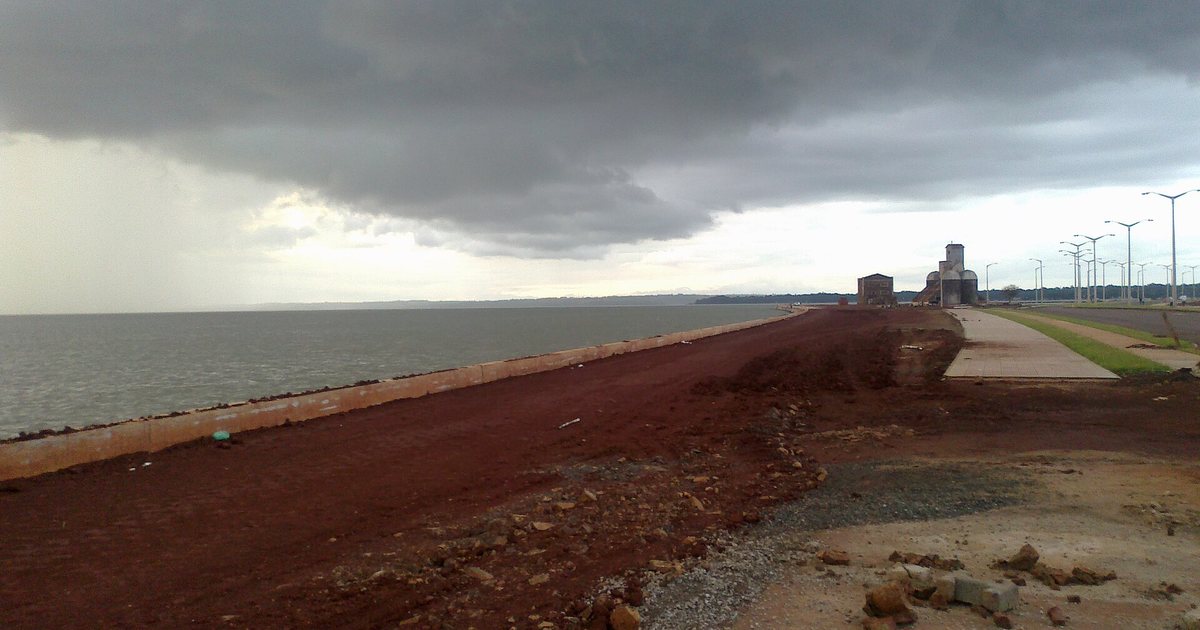 Nubes de tormenta sobre el río Paraná, frente a la costanera de Encarnación, en Itapúa