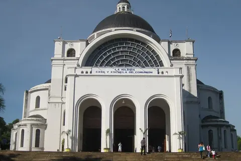 Fachada de la Basílica de Caacupé, en el departamento de Cordillera, con la escalinata de acceso