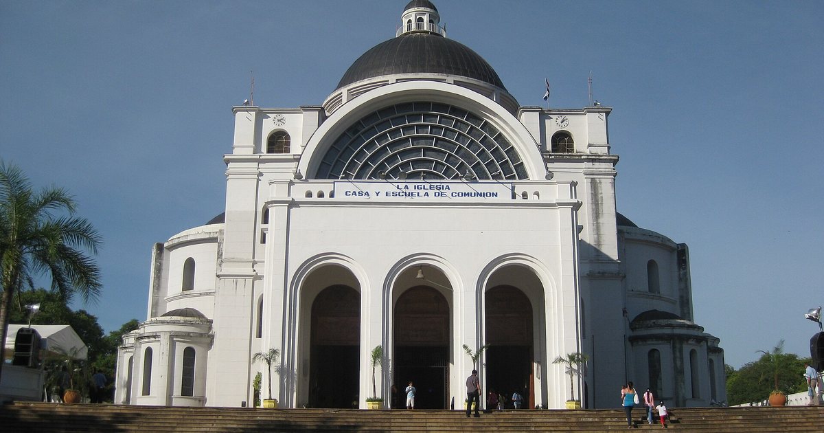 Fachada de la Basílica de Caacupé, en el departamento de Cordillera, con la escalinata de acceso