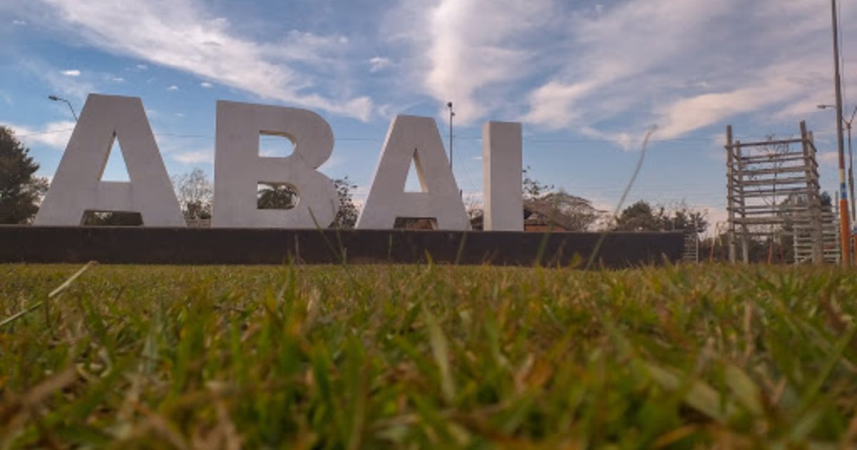 Letras con el nombre de Abaí en la entrada de la ciudad, en Caazapá