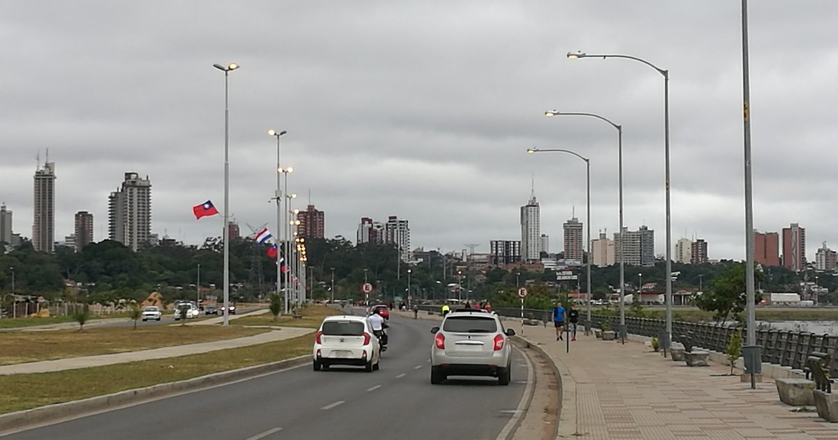 La avenida Costanera José Asunción Flores, con los edificios de Asunción al fondo