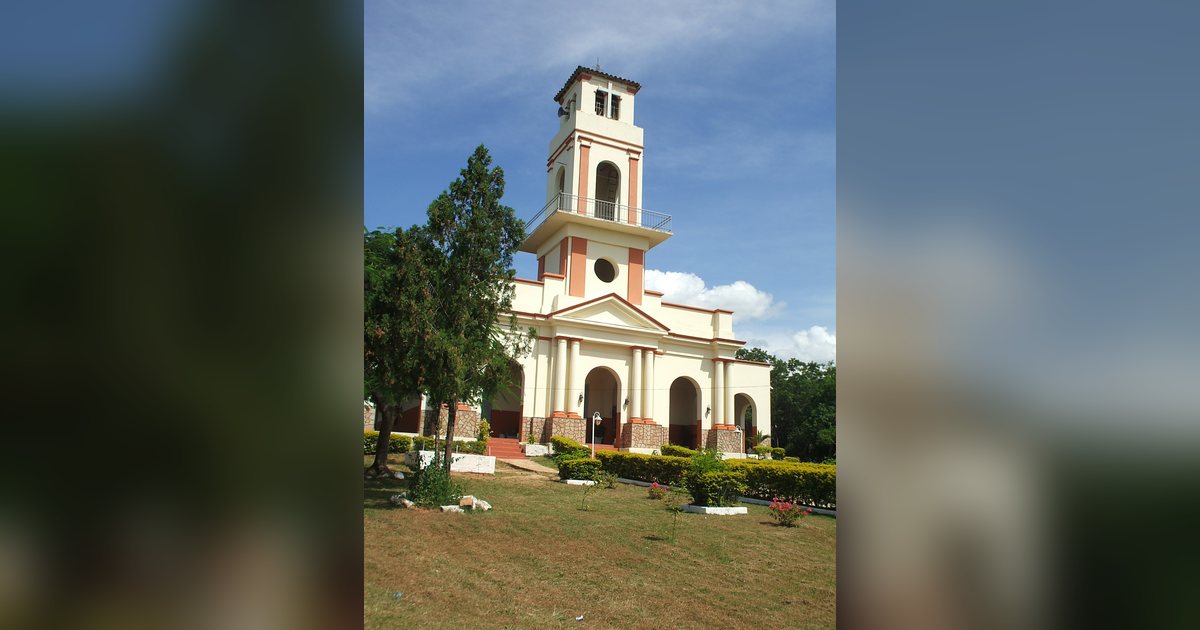 Iglesia San Francisco de Asís de Atyrá, con su campanario, en Cordillera