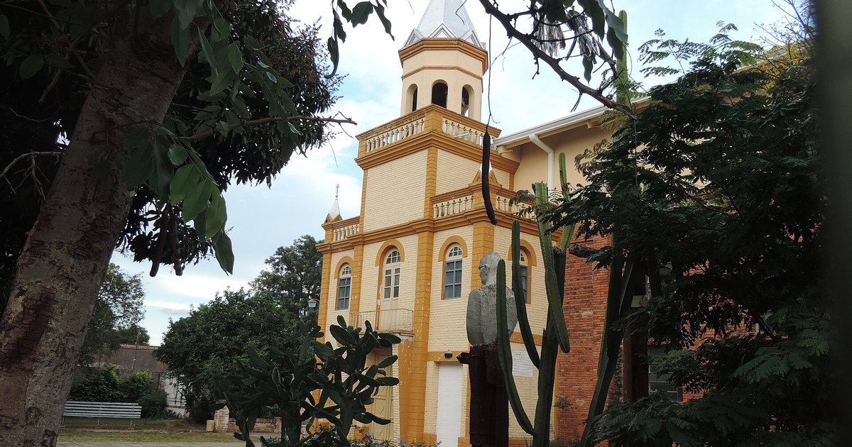 La catedral Santa Rosa de Lima entre árboles, en Benjamín Aceval, Presidente Hayes