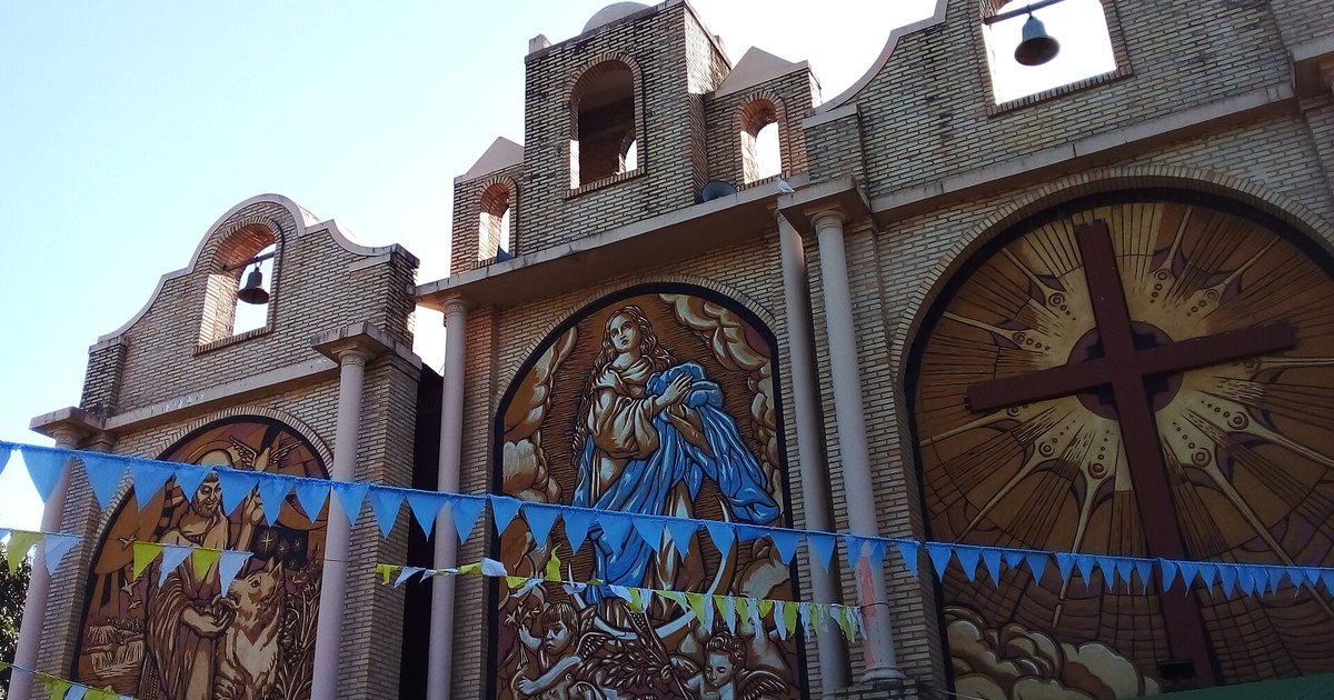 Fachada de la iglesia de la Inmaculada Concepción de Caaguazú, con sus murales y campanarios