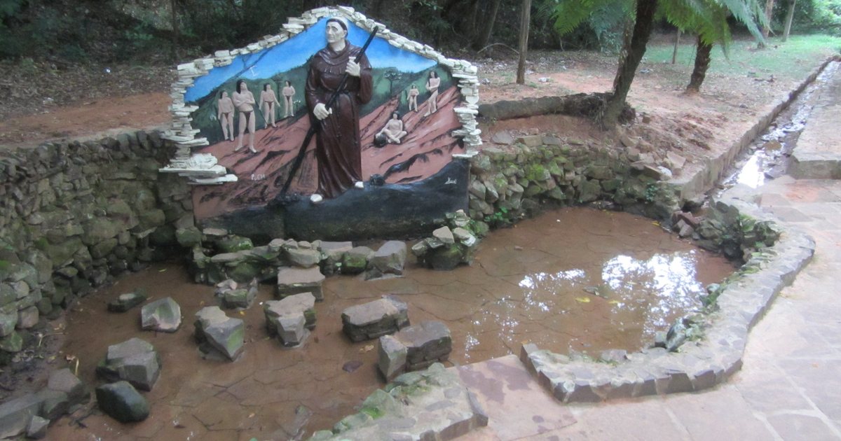 El manantial Ykuá Bolaños, con un mural de fray Luis de Bolaños, en Caazapá