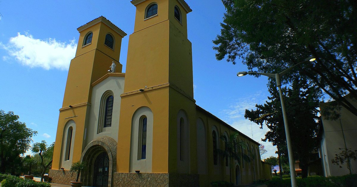 Catedral de Nuestra Señora del Rosario, en Coronel Oviedo, con sus dos torres amarillas