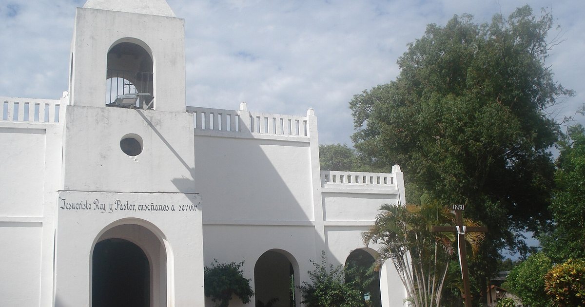 Iglesia blanca con campanario en Emboscada, departamento de Cordillera
