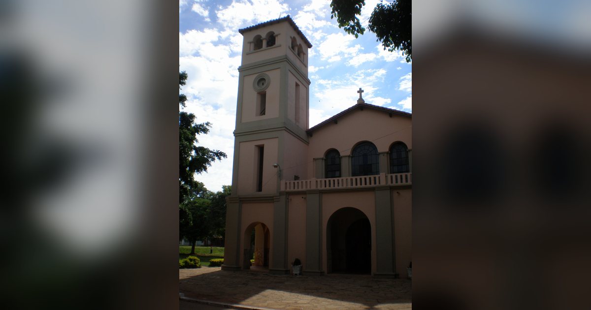 Iglesia Natividad de María, con su torre campanario, en Guarambaré