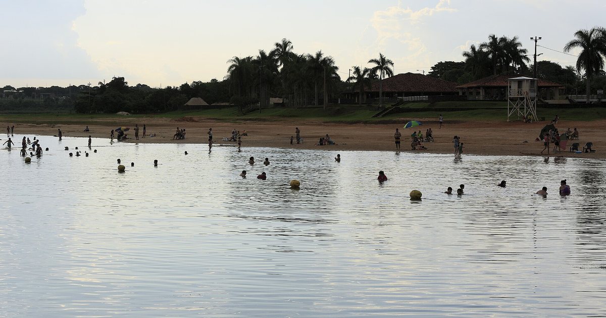 Playa Tacuru Pucu, sobre el lago de Itaipú, en la costanera de Hernandarias, Alto Paraná