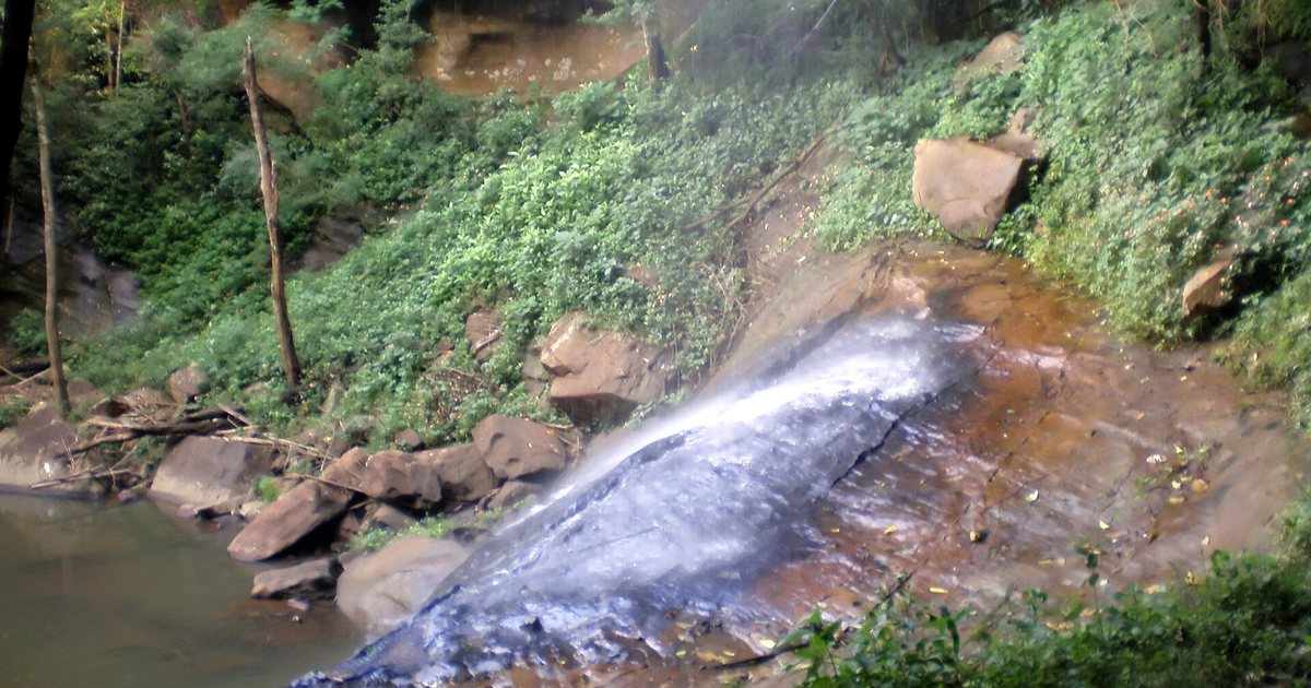 Caída de agua del Salto Suizo sobre la roca, en Independencia, Guairá