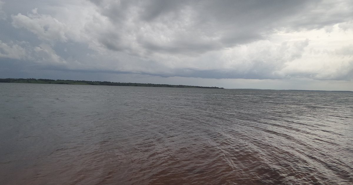Lago Yguazú visto desde su orilla en el norte del distrito de Juan E. O'Leary, Alto Paraná, en un día nublado