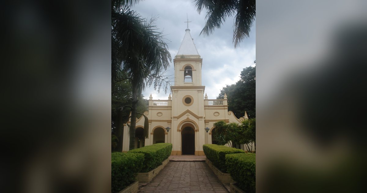 Fachada y campanario de la iglesia San José, en el centro de Limpio