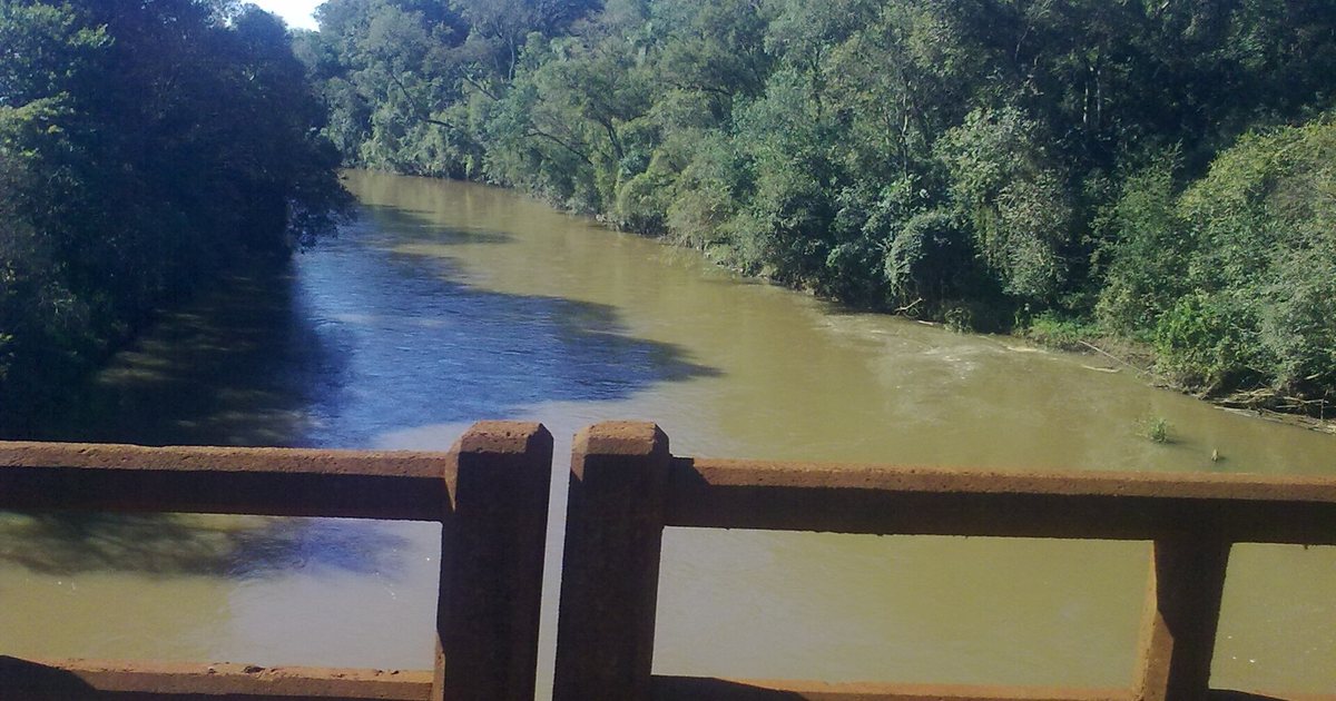 El río Tembey visto desde un puente, en el camino a Natalio, Itapúa