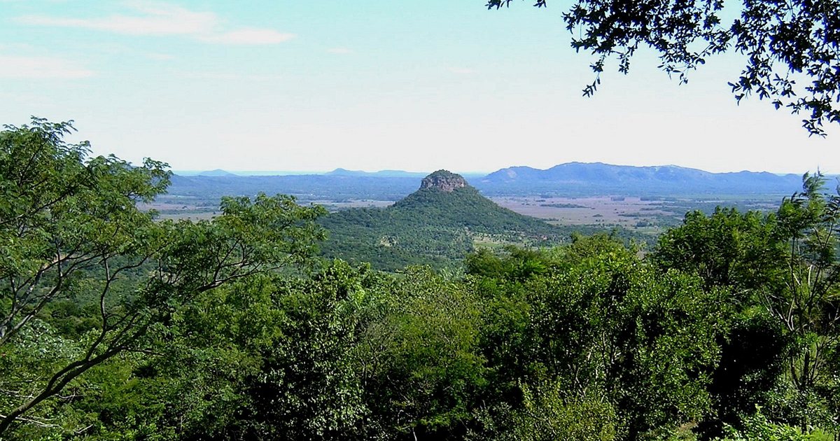Paisaje de cerros desde la serranía de Mbatoví, en Paraguarí