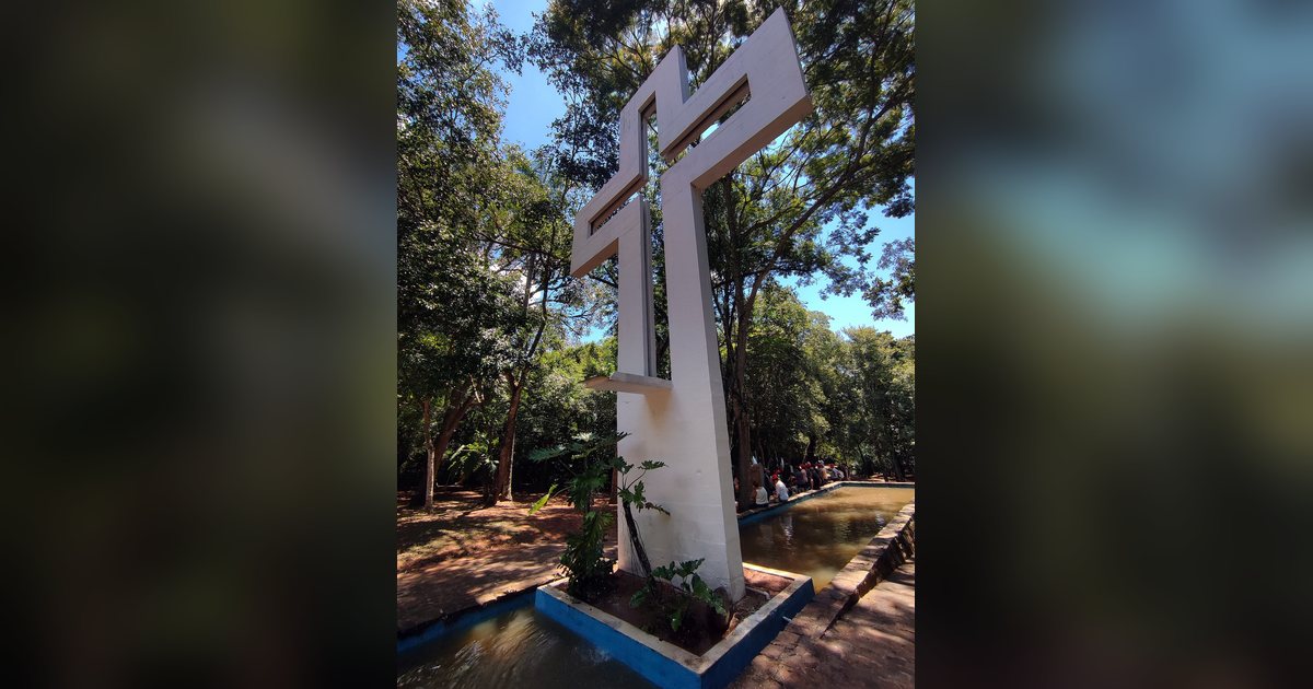 Cruz monumental junto al agua en el Parque Nacional Cerro Corá, en Amambay