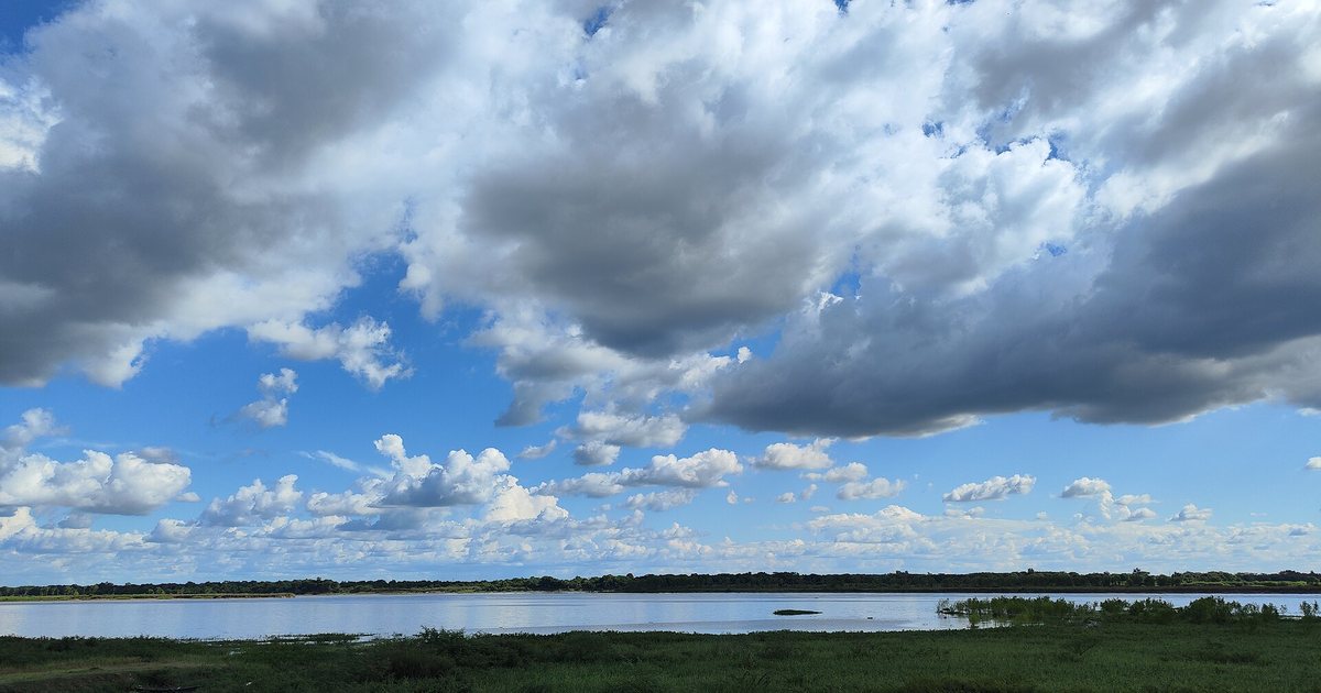 Vista del río Paraguay desde el Paseo Costero de San Antonio, departamento Central