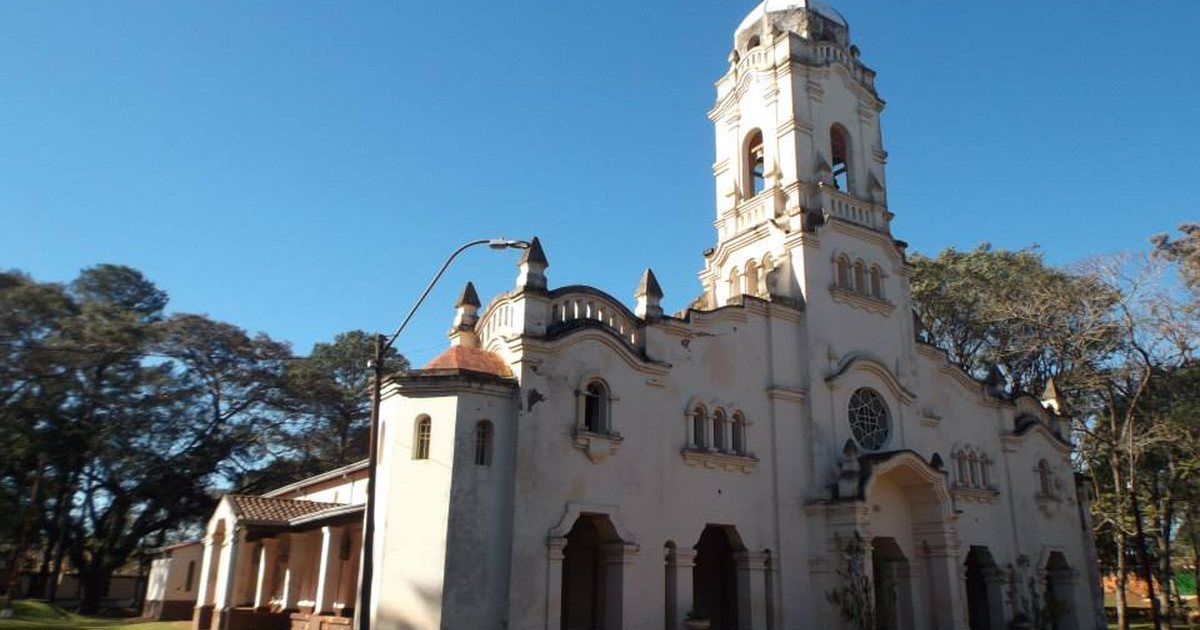 Fachada blanca y torre del templo parroquial de San Ignacio Guazú, en Misiones