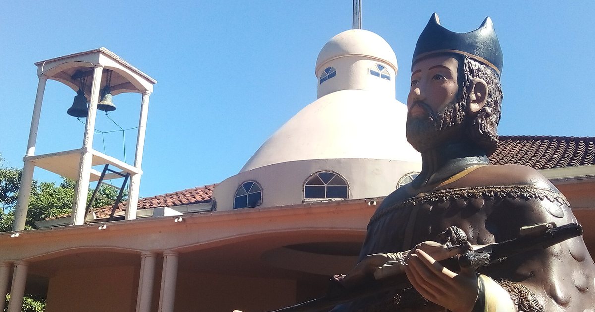 Iglesia de San Juan Nepomuceno y la imagen del santo patrono, en San Juan Nepomuceno, Caazapá
