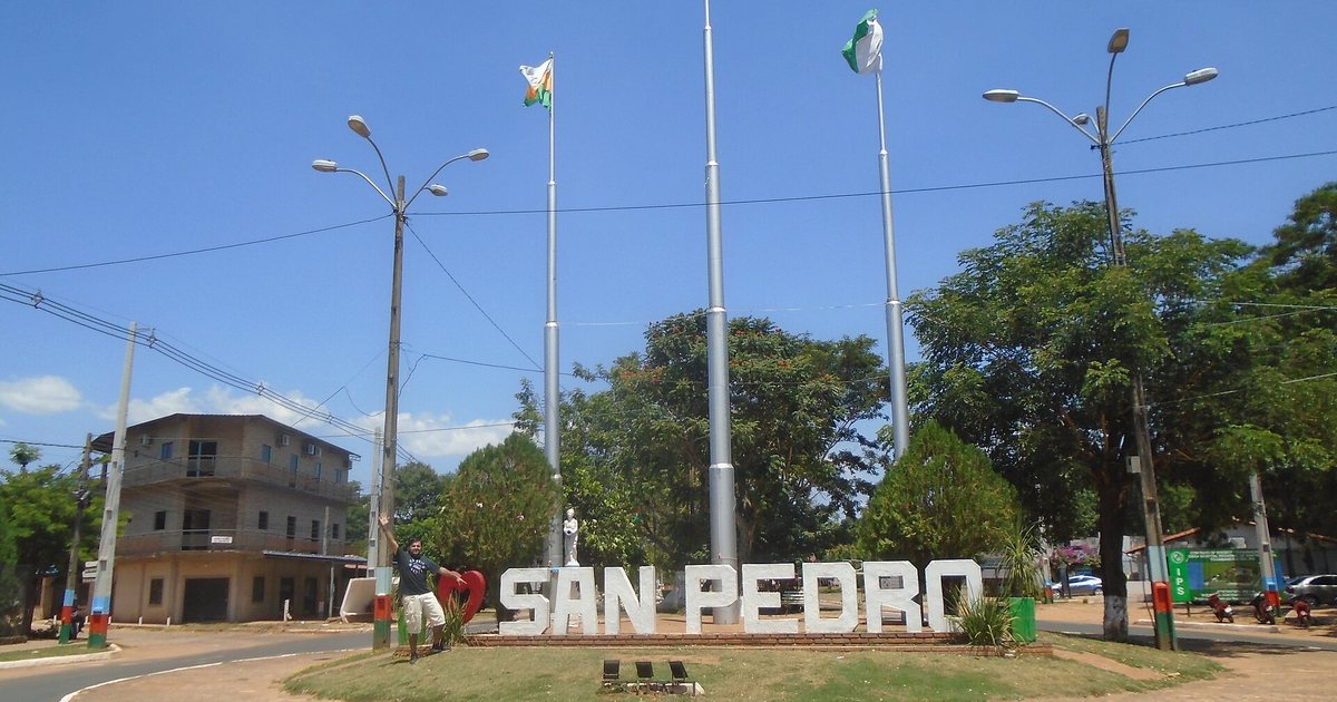 Letras de San Pedro y banderas en el acceso a San Pedro del Ycuamandyyú por la ruta PY11