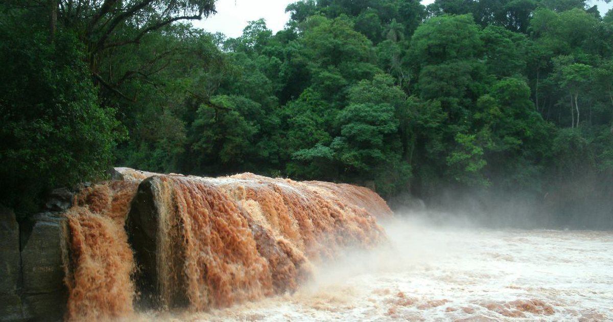 Salto del río Tembey, en Itapúa, con el agua crecida y monte nativo alrededor
