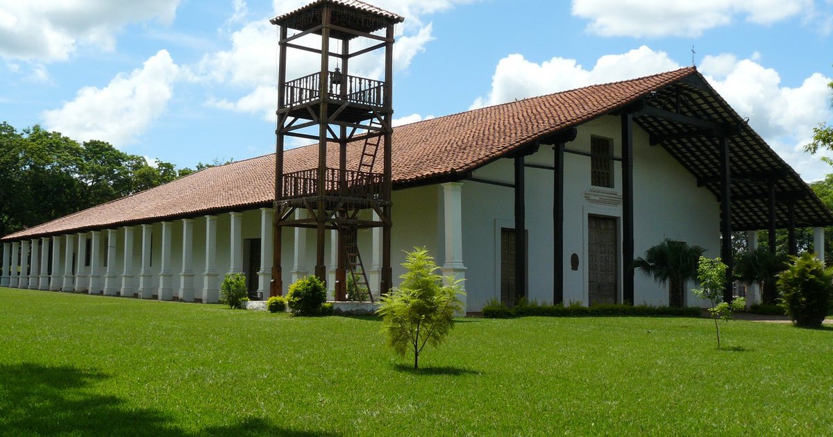 Templo San Buenaventura de Yaguarón con su campanario de madera, en Paraguarí