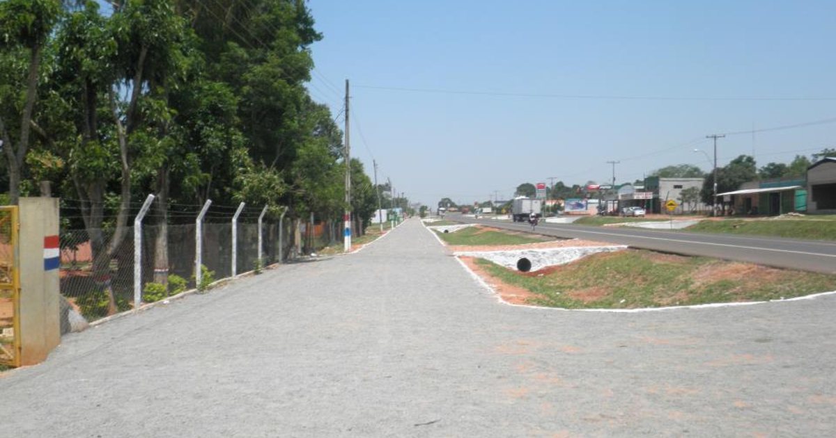Avenida junto a la ruta en la ciudad de Yasy Cañy, en Canindeyú