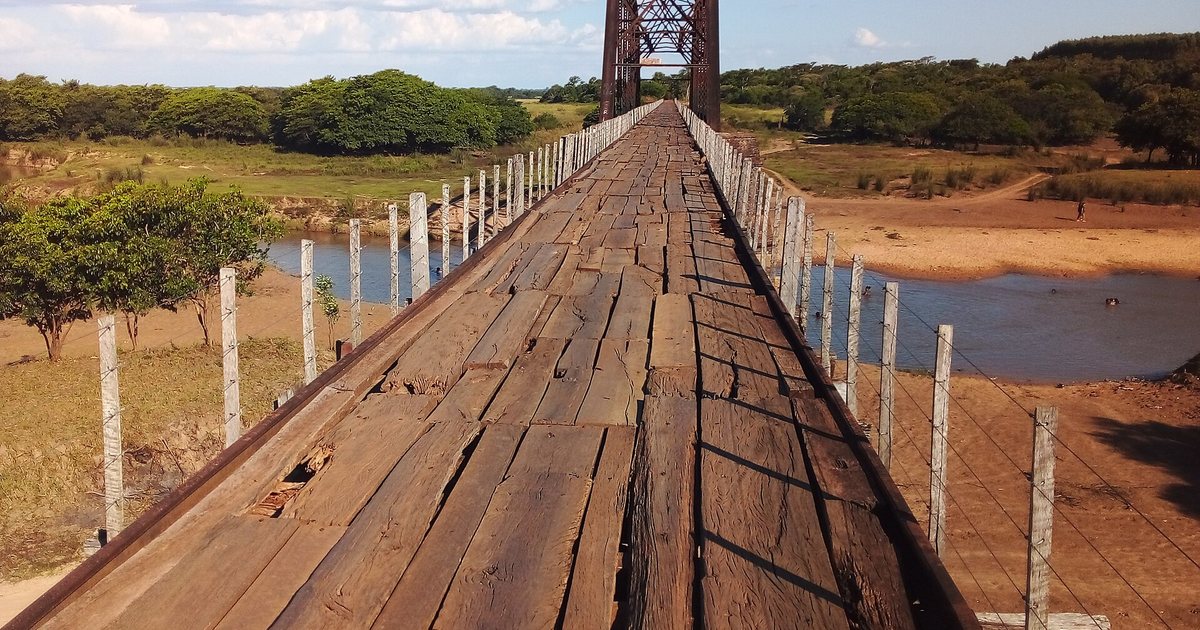 Antiguo puente ferroviario de hierro sobre el río Pirapó, entre Yuty y Yegros, en Caazapá