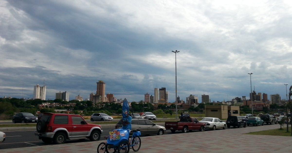 La Costanera de Asunción con el cielo cubierto de nubes