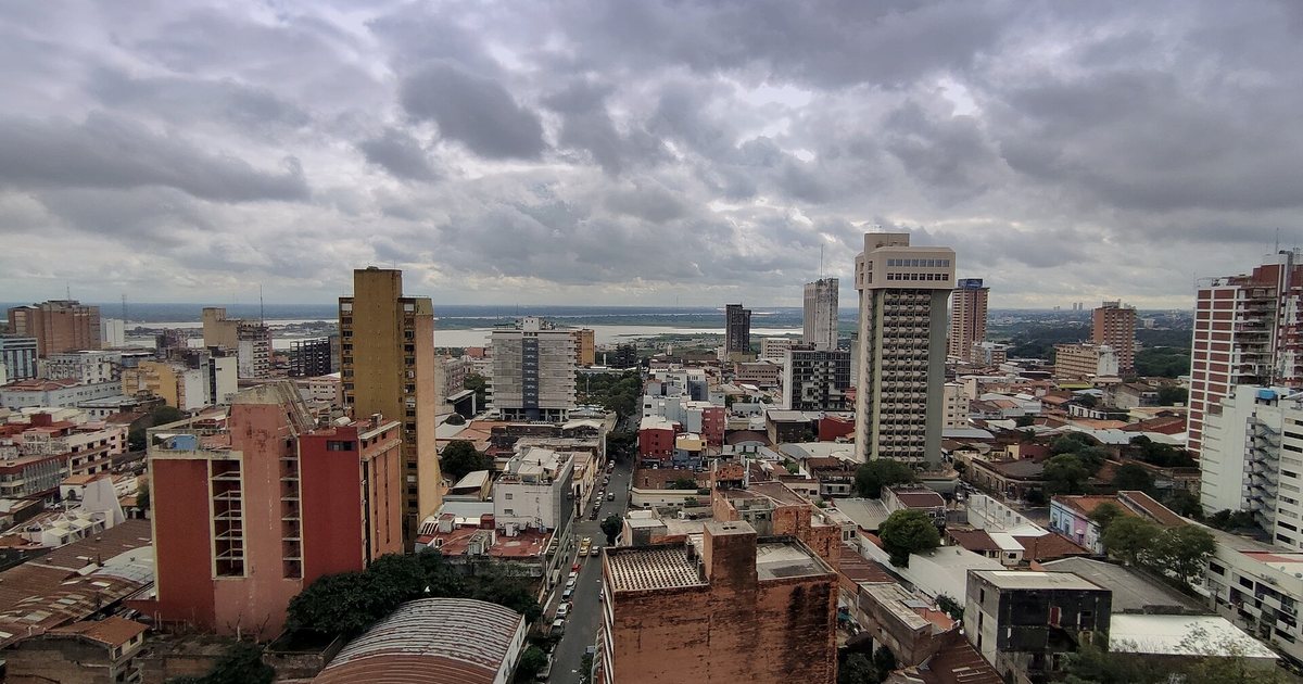 Nubes sobre los edificios del centro de Asunción, con el río Paraguay al fondo