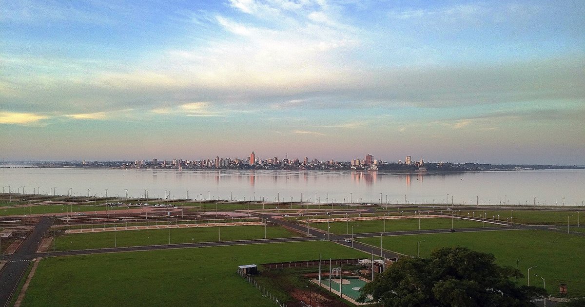 Vista de la costanera de Encarnación y el río Paraná, en Itapúa