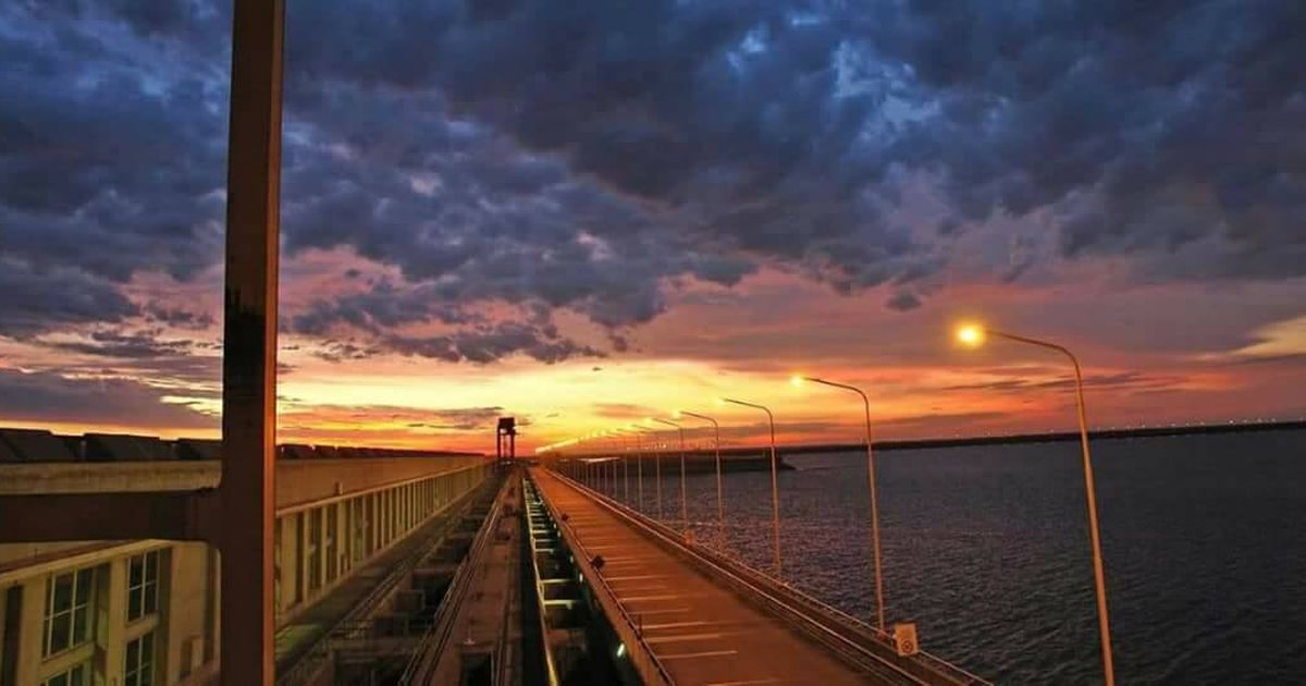 Nubes de tormenta al atardecer sobre el río Paraná, desde la represa de Yacyretá en Ayolas