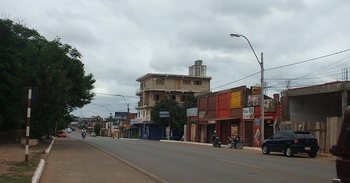Calle del centro de Coronel Oviedo, capital de Caaguazú, bajo un cielo nublado