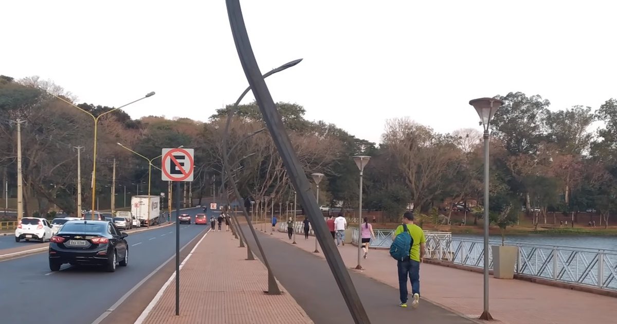 La avenida que bordea el Lago de la República, en Ciudad del Este, Alto Paraná