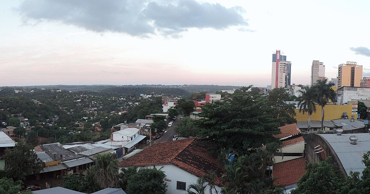 Vista panorámica de Ciudad del Este, con casas, árboles y edificios del centro bajo un cielo nublado