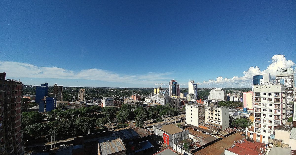 Vista del centro de Ciudad del Este desde lo alto de un edificio