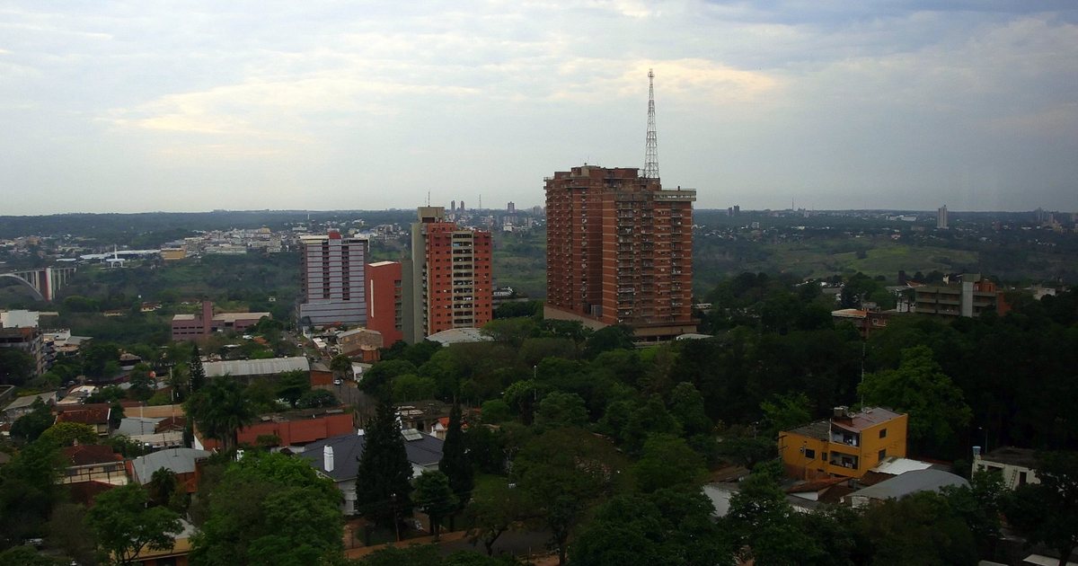 Edificios y arboledas de Ciudad del Este bajo un cielo nublado