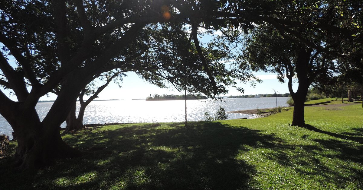 Orilla del río Paraná junto a la playa municipal de Ayolas, en Misiones
