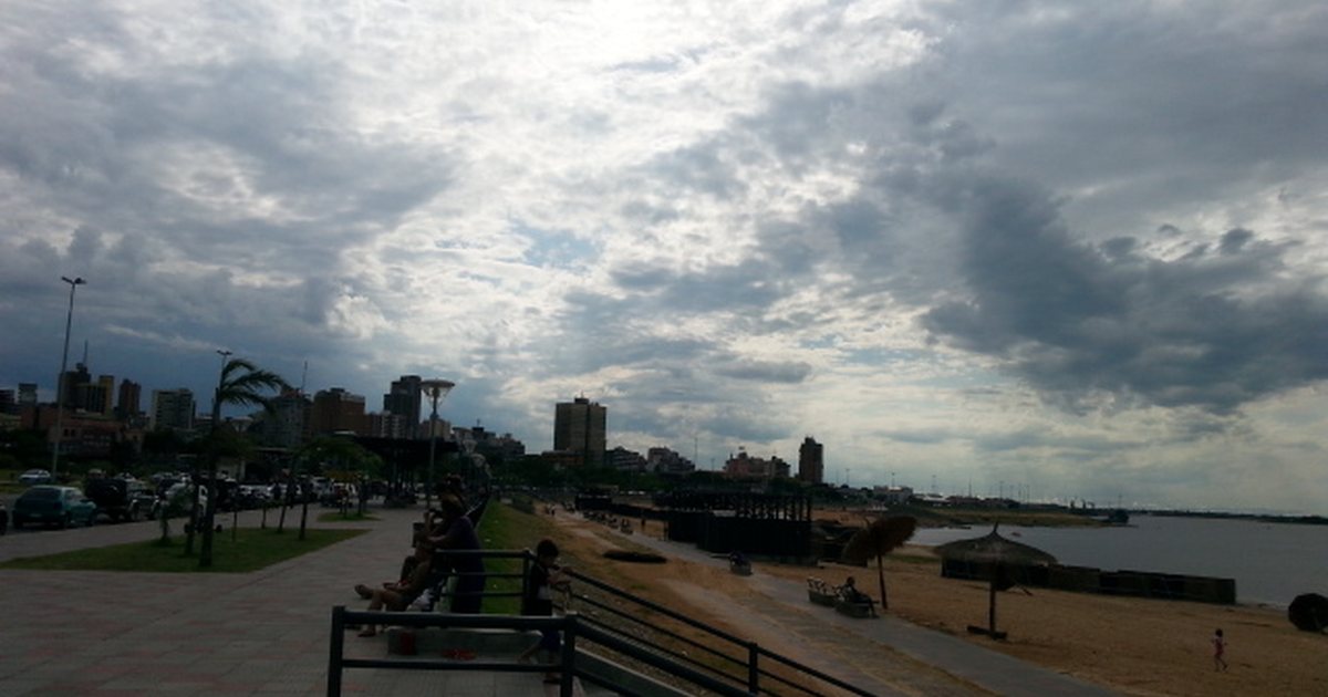La Costanera de Asunción junto a la bahía, con edificios del centro al fondo