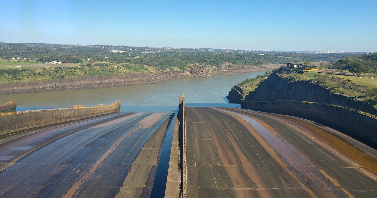 El río Paraná aguas abajo del vertedero de la represa de Itaipú