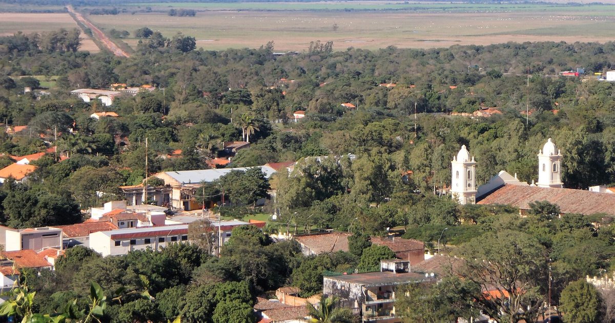 Vista de la ciudad de Paraguarí desde el cerro Peró, con la iglesia de dos torres entre los árboles