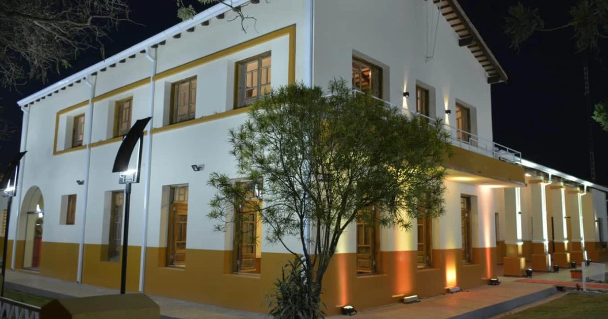 La Casa de la Cultura de Pedro Juan Caballero, una casona blanca y amarilla de dos plantas iluminada de noche