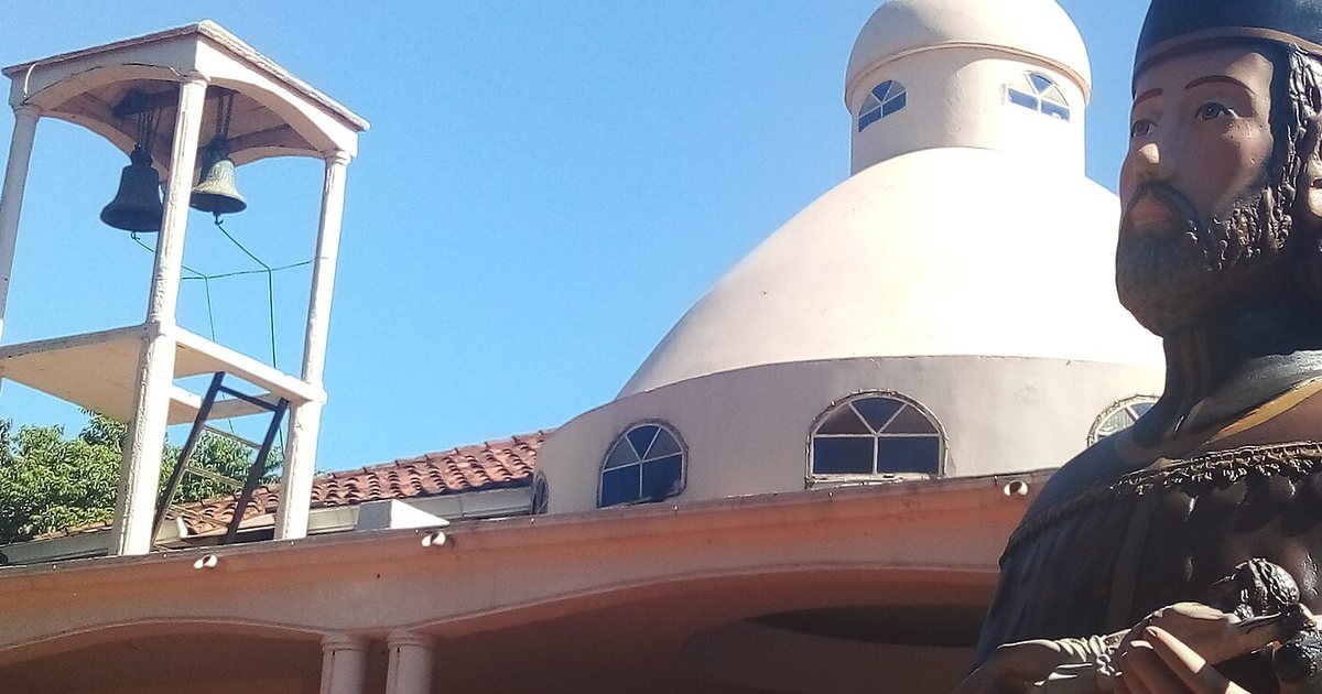 Iglesia de San Juan Nepomuceno y la imagen del santo patrono, en San Juan Nepomuceno, Caazapá