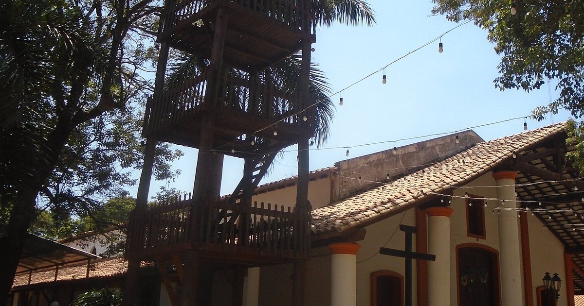 Iglesia de San Pedro Apóstol, con galería de columnas, techo de tejas y campanario de madera, en San Pedro del Ycuamandyyú