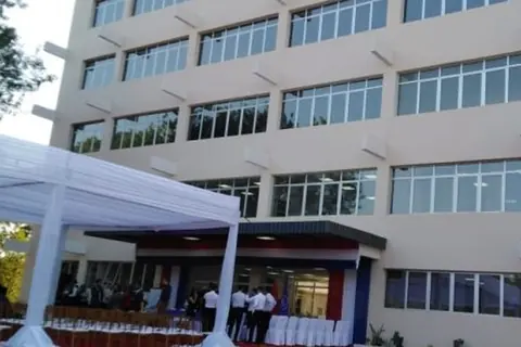 Foto: Chipenda / Wikimedia Commons · CC BY-SA 4.0 Edificio de la filial de la Facultad de Ciencias Médicas de la UNA en Santa Rosa del Aguaray